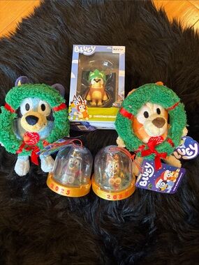 Bluey & Bingo Holiday Ornament & Plush Set - Green Wreath Details